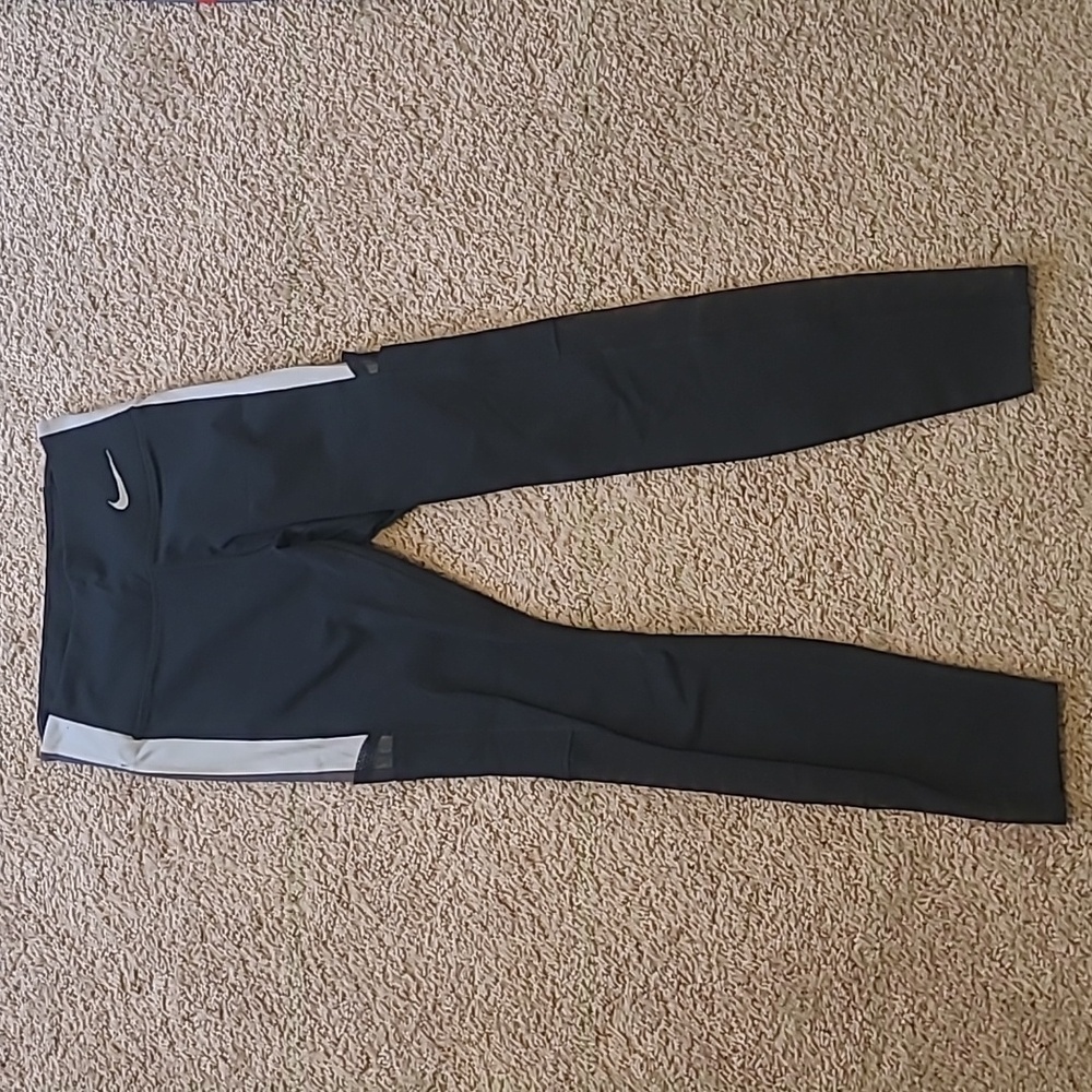 Nike Women's leggings. Double Side pockets with mesh along calves. Like new!